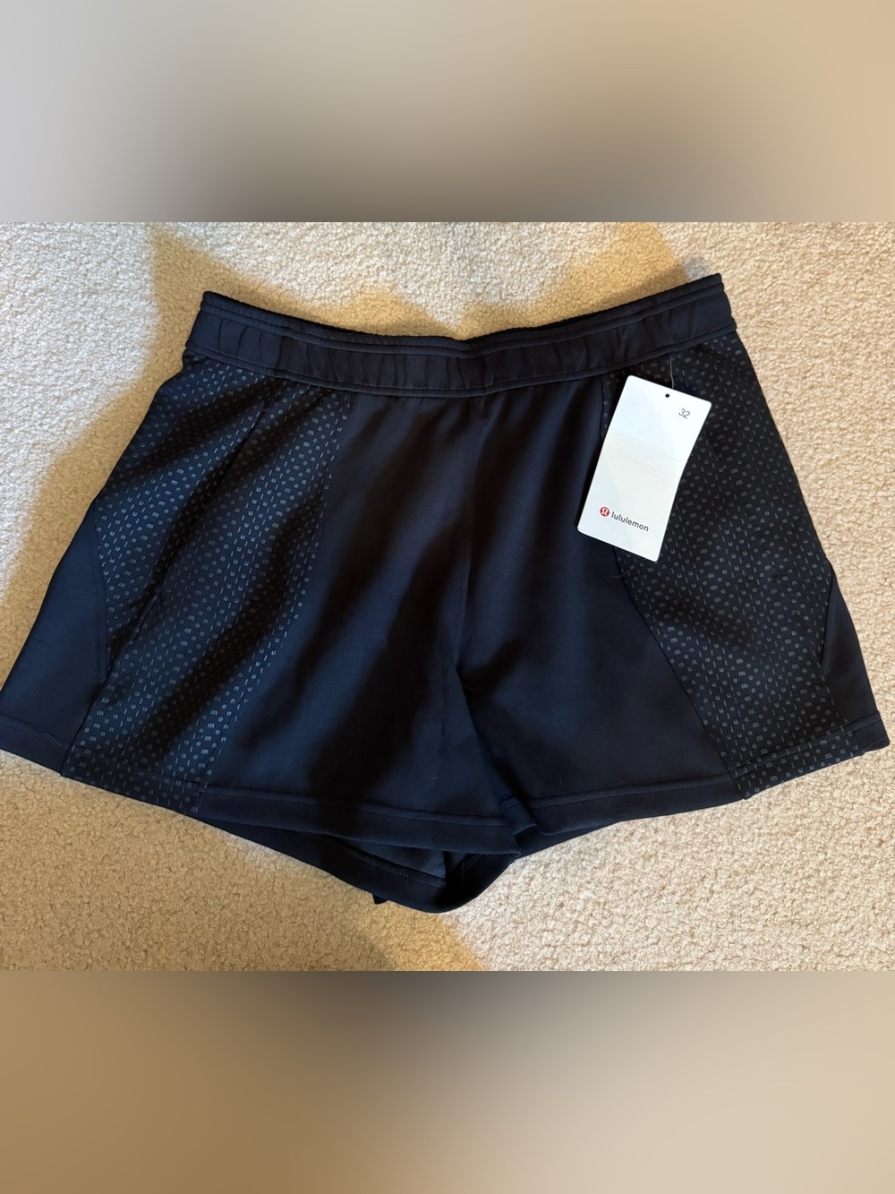 Lululemon Embossed Panel High-Rise Short 4"
Black